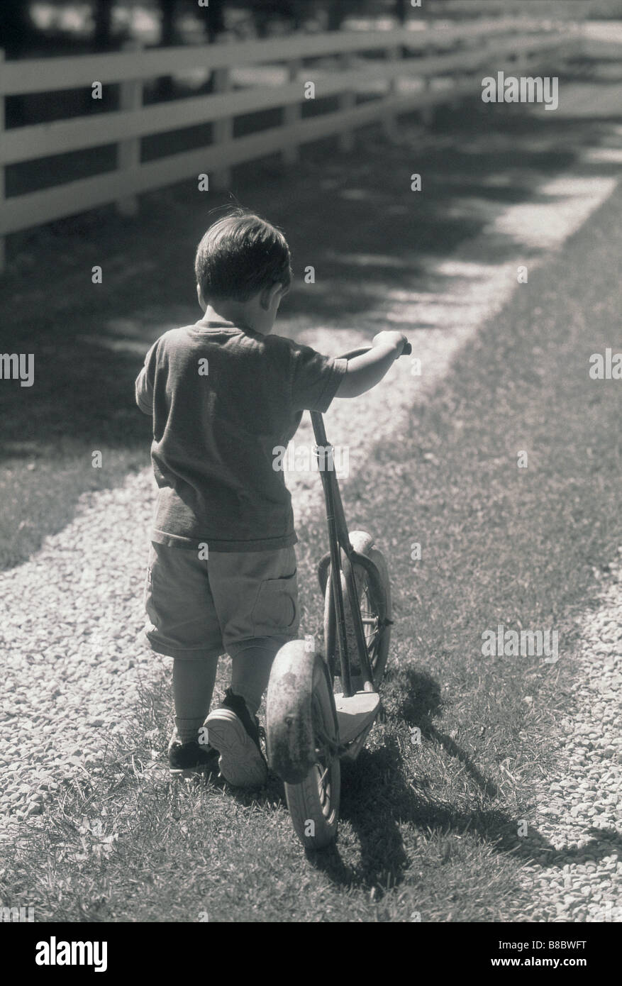 FL4884, Matthew Plexman; Rückfahrkamera, Boy Walking Roller, BW Stockfoto