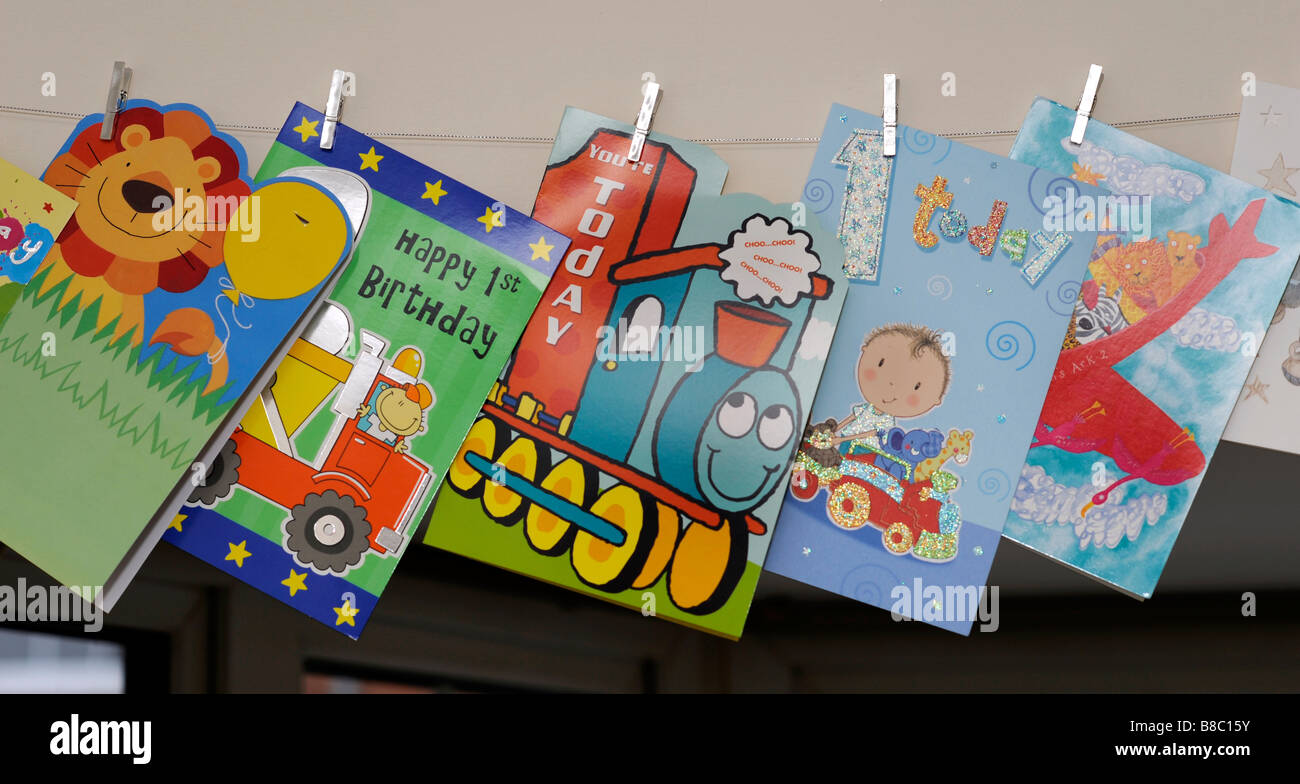 Glücklich ersten Geburtstag Karten hängen an der Wand des Jubiläums von einen kleinen Jungen auf einer Party. Stockfoto