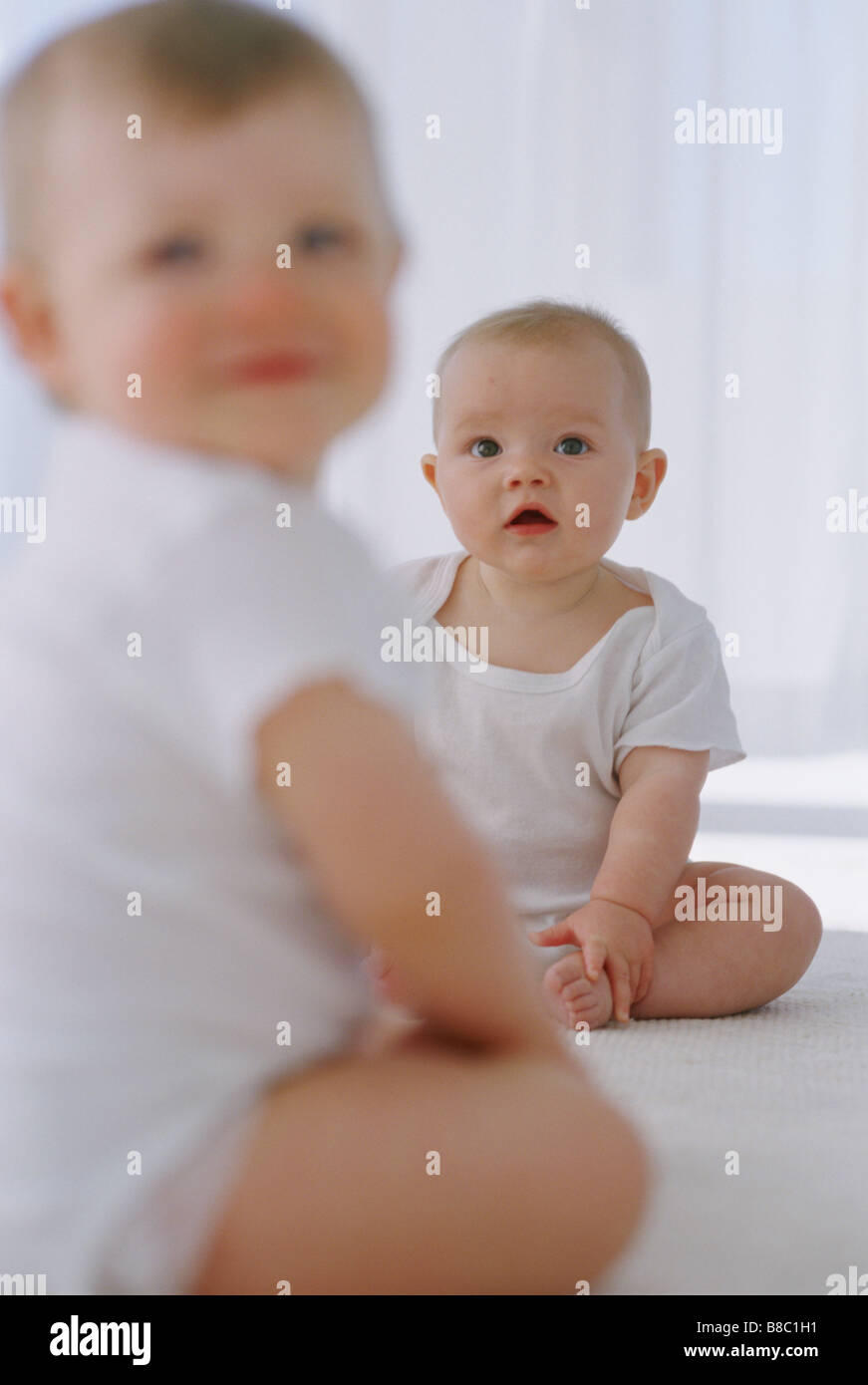 Zwei 6 Monate alte Babys Stockfoto