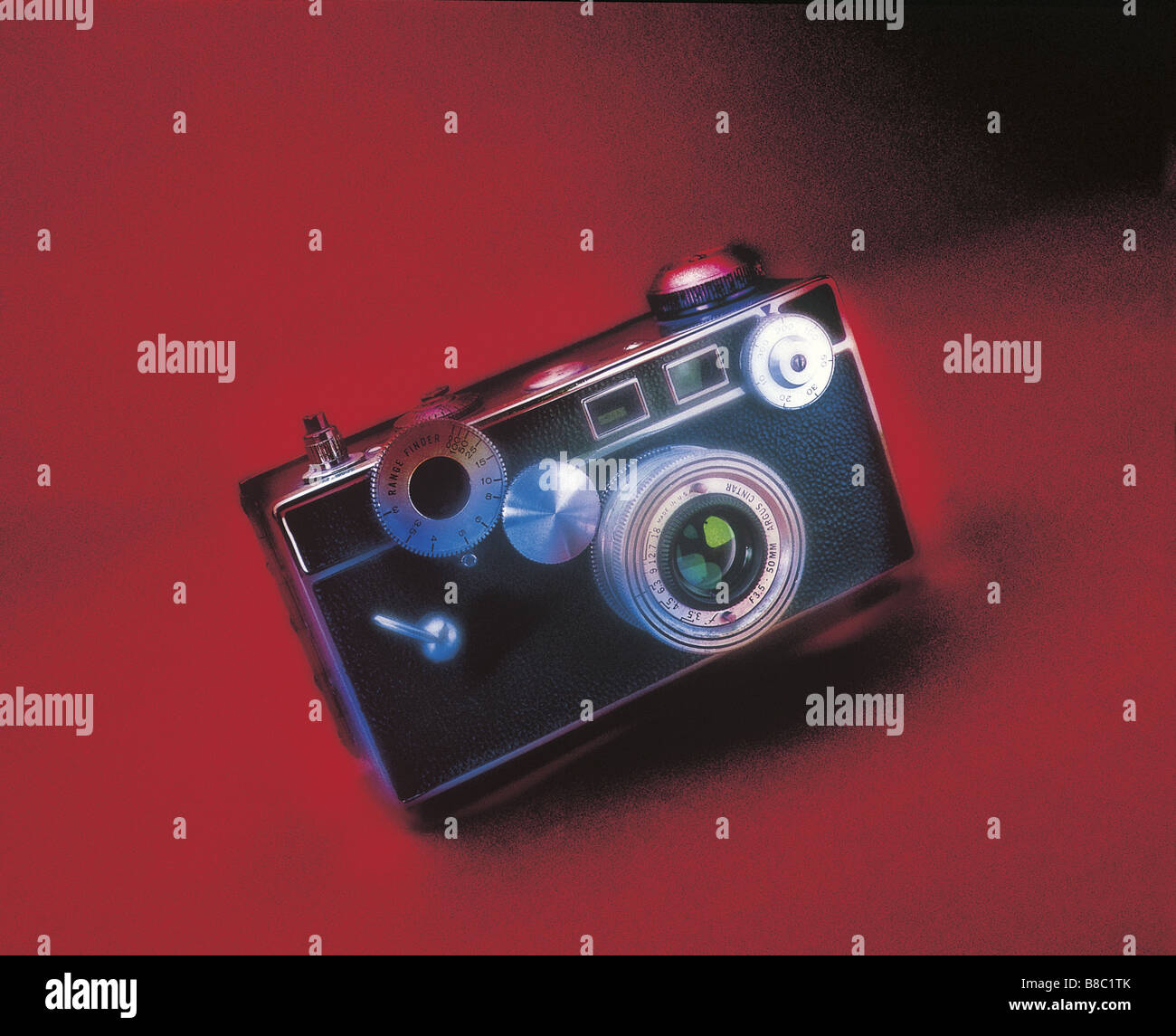 FL5285, Jim Tinios; Altmodische Kamera, rotem Hintergrund Stockfoto