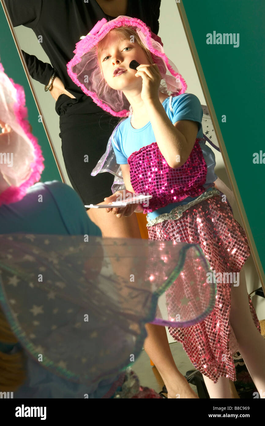 Mädchen spielen verkleiden sich Spiegel Stockfoto