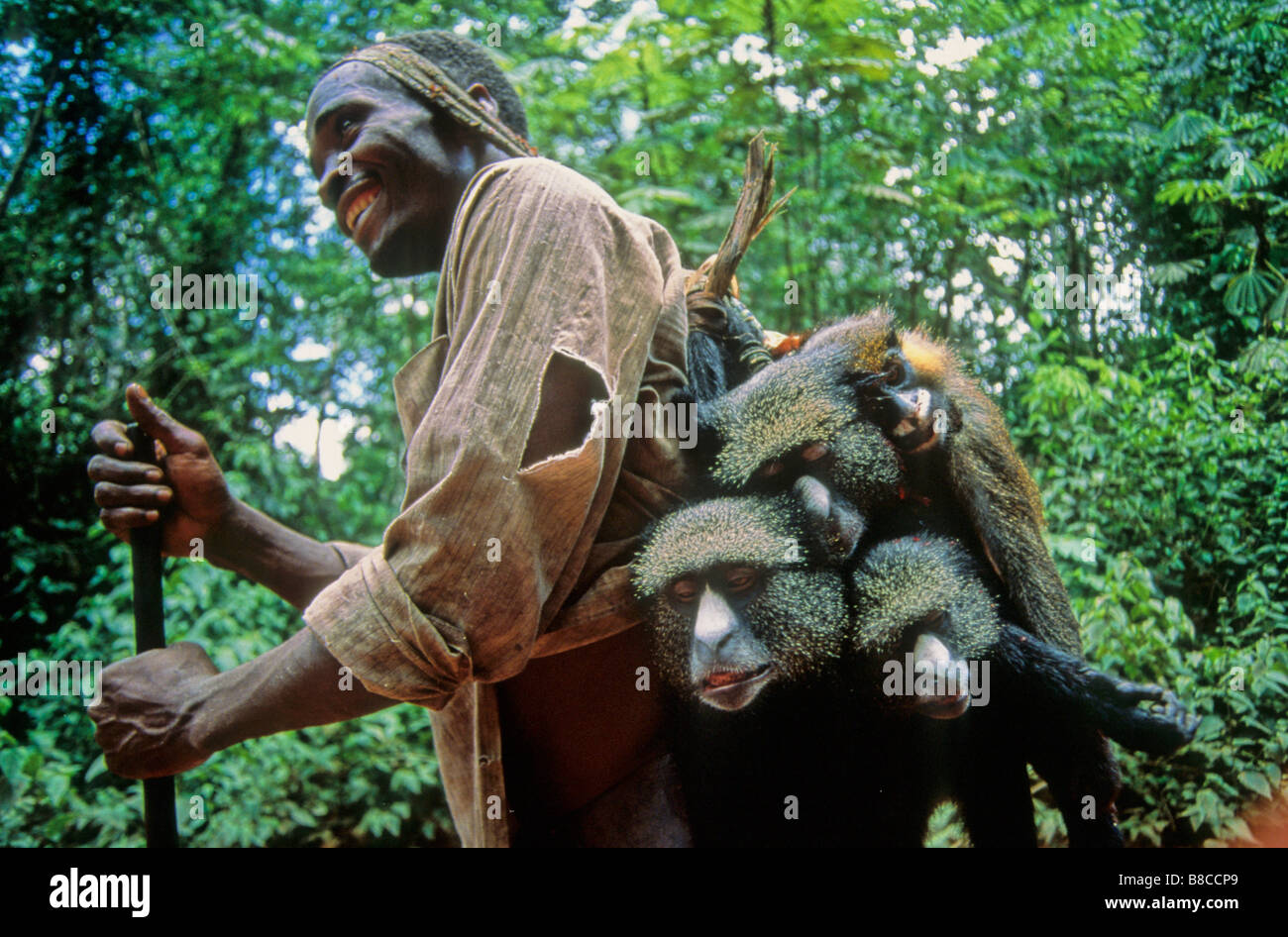 Jäger mit Cercophitec Affen Stockfoto