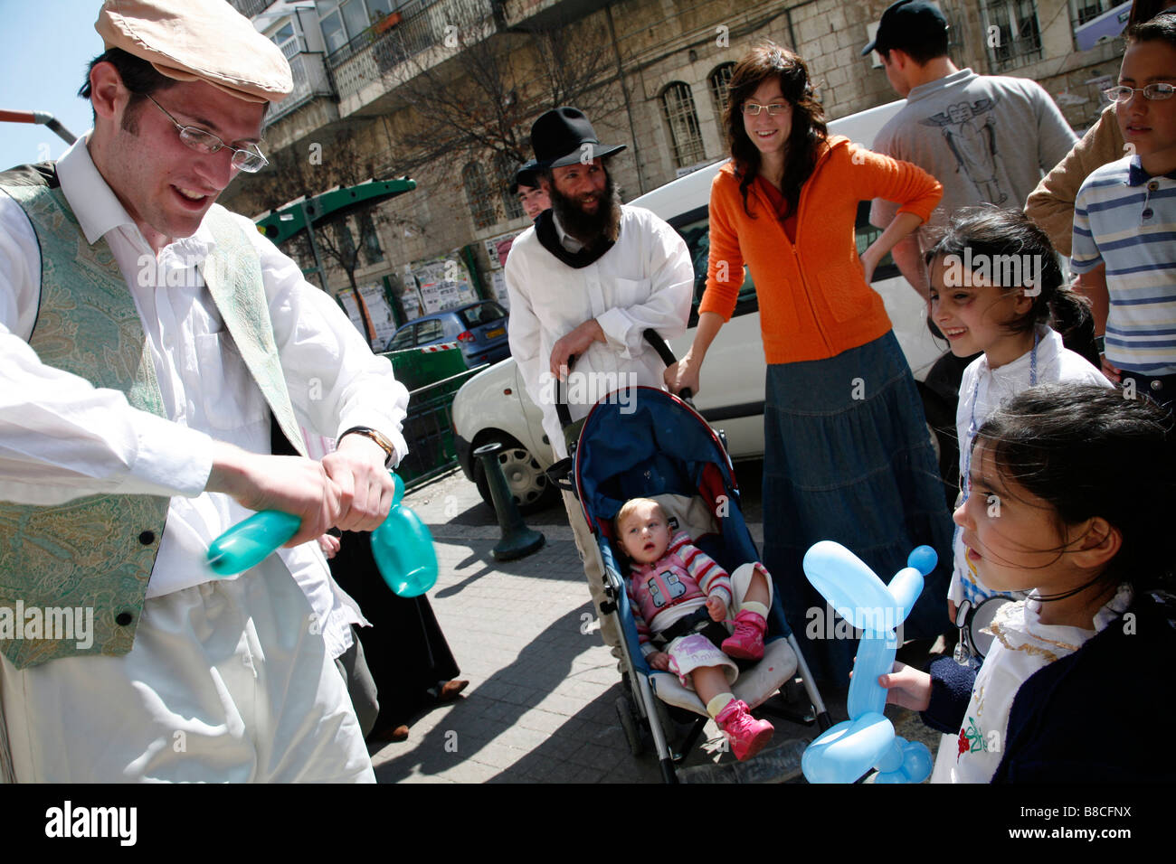 Ein israelischer Jude Ballon Kunststücke für Kinder während Purim feiern in Jerusalem. Stockfoto