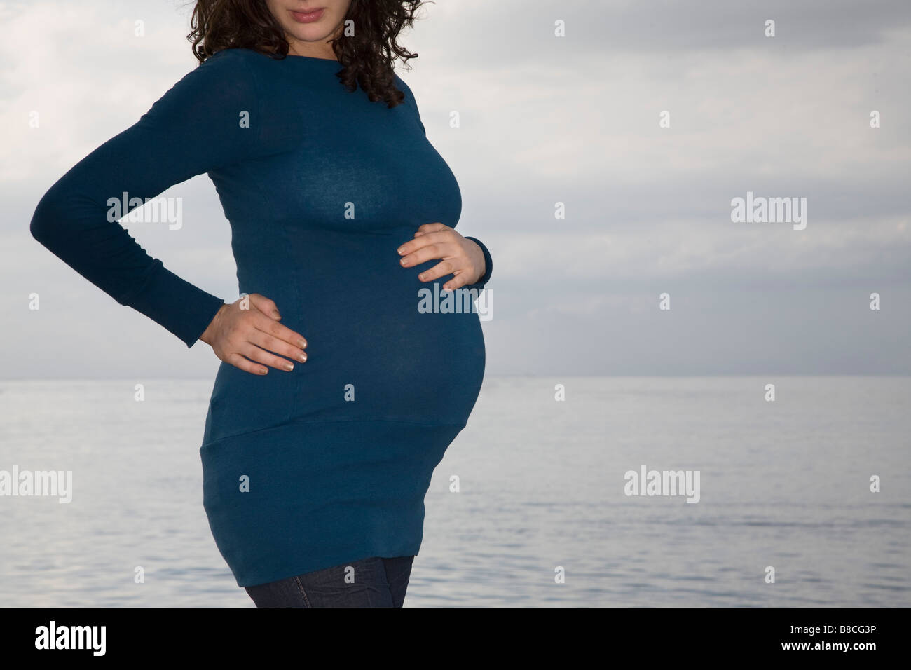 Schwangere Frau am Meer Stockfoto