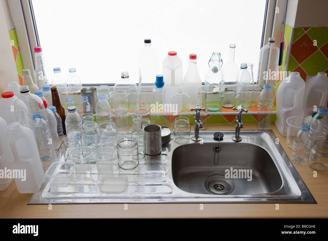 Saubere Flaschen bei der Küchenspüle Stockfoto