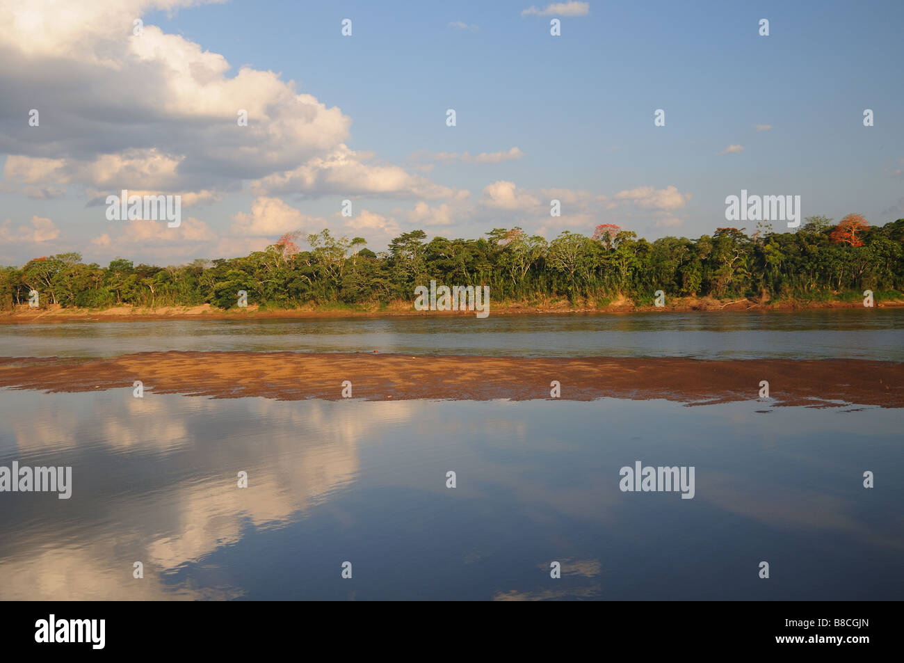 Reflexionen im Tambopata Fluss. Stockfoto