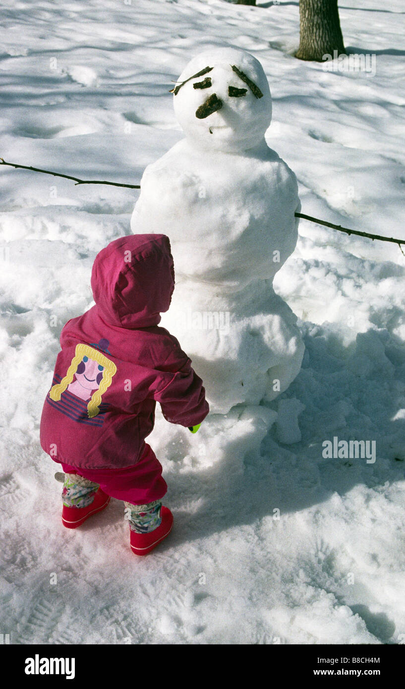 Junge Mädchen, Schneemann, Moirier Park, Winnipeg, Manitoba Stockfoto