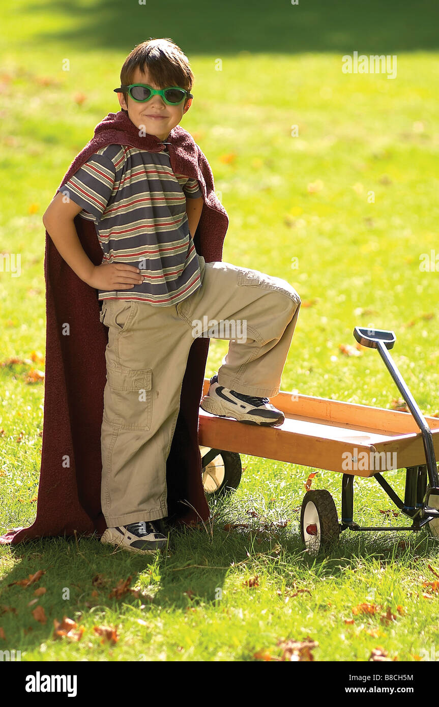 Junge hausgemachten Kostüm im freien Wagen Stockfoto