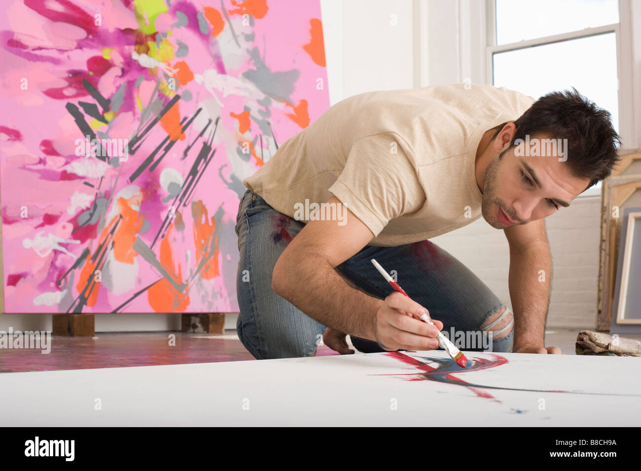 Künstler arbeiten auf Leinwand im Stock Studio Stockfoto