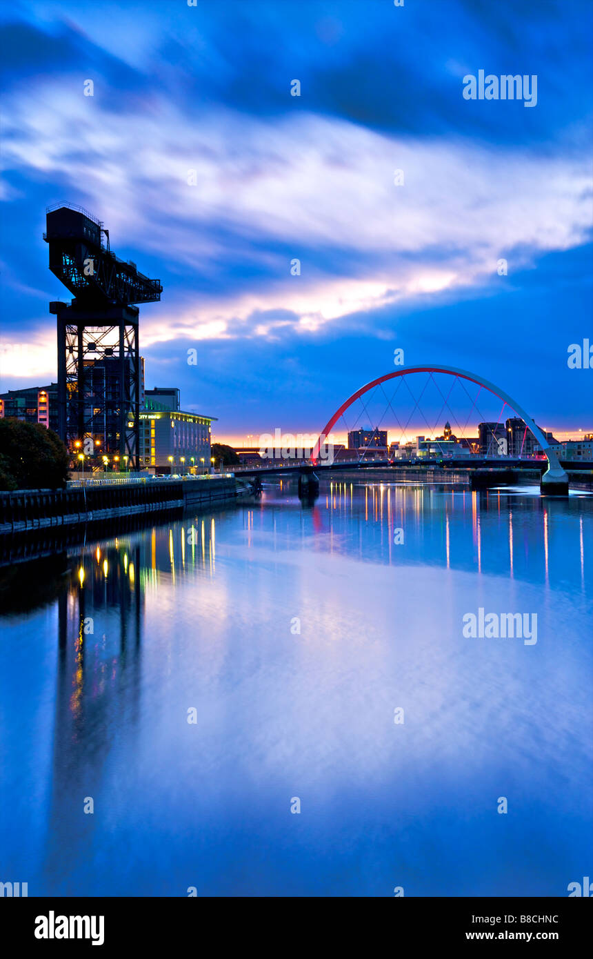 Glasgows Squintie Brücke über den Fluss Clyde an Finniston im Morgengrauen Stockfoto