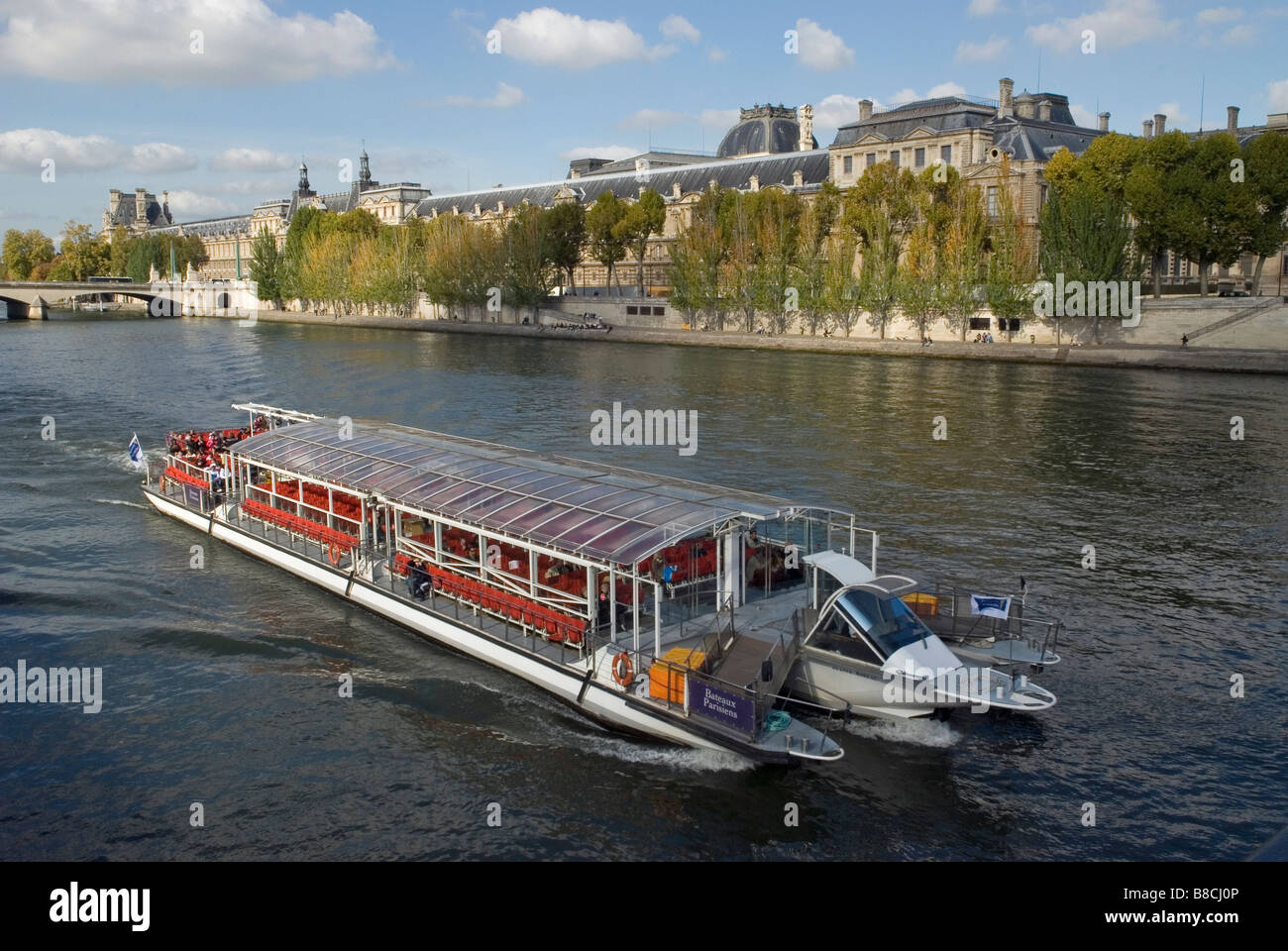 Bateaux mouches Sur la Seine Paris Le Louvre Frankreich Stockfoto