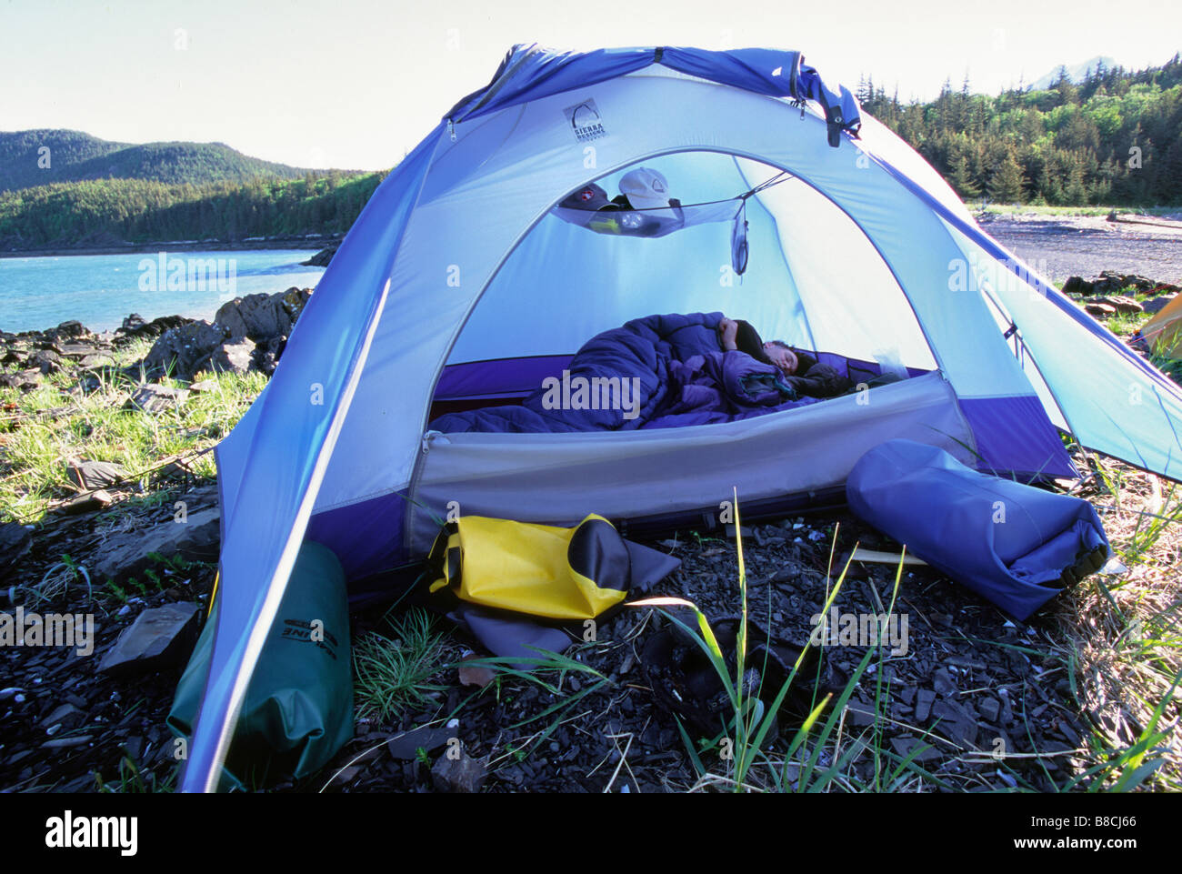 Person schlafen Zelt, Verführung Punkt, Haines, Alaska Stockfoto