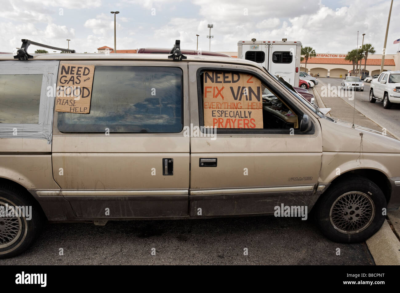 Van geparkt vor Wal-Mart-Filiale mit Zeichen in Windows betteln um Geld Gainesville Florida Stockfoto