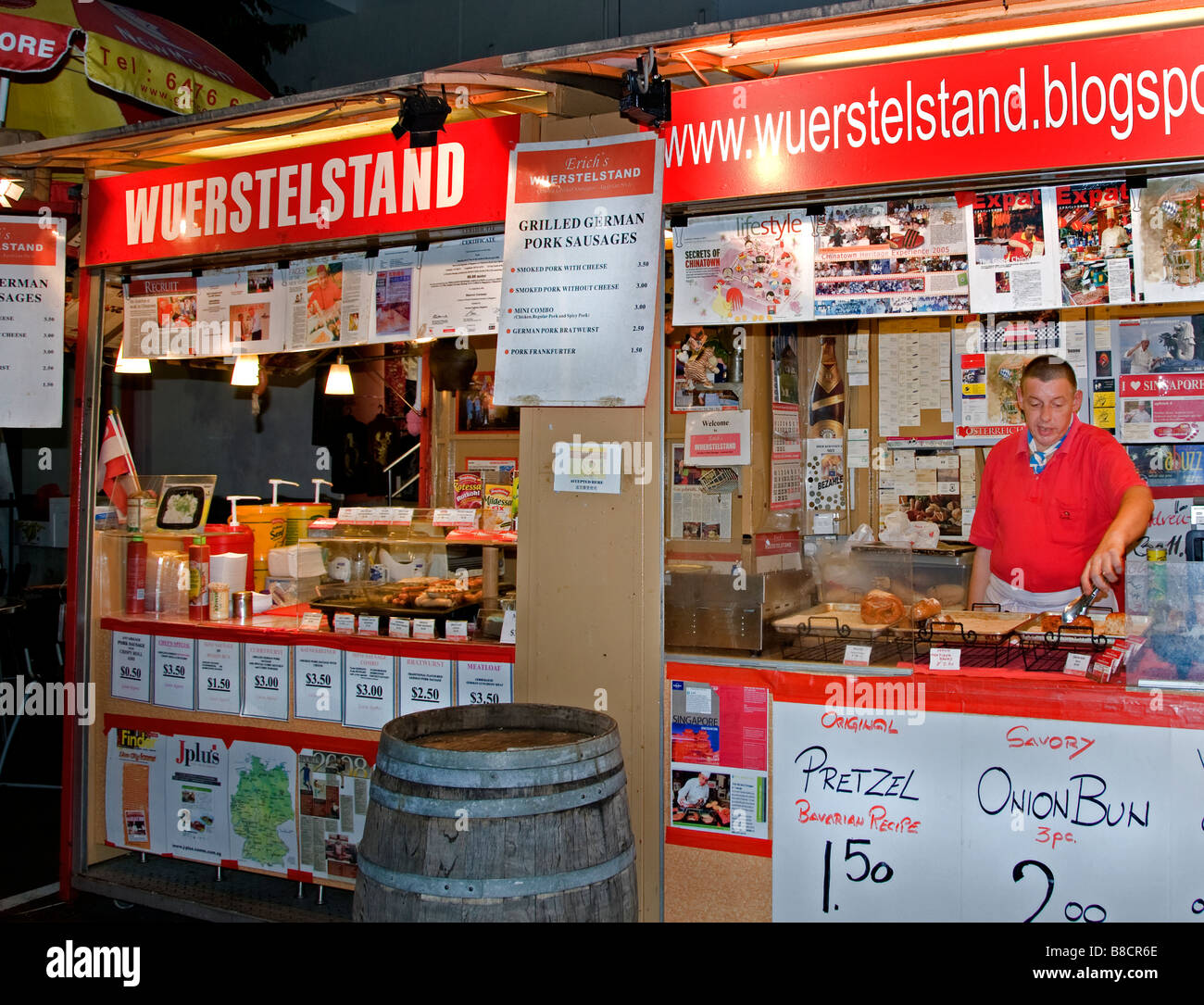 Bratwurst führt Chinatown China chinesische Nacht Markt Zentrum Innenstadt deutsche Deutschland gegrillt gebratene Fleischwurst Stockfoto