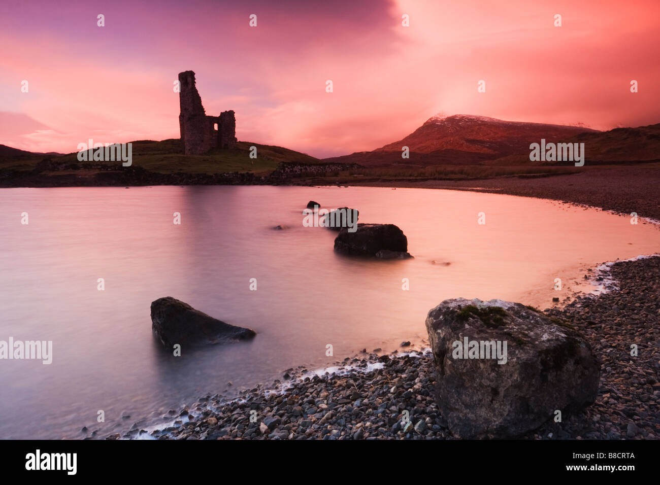 Ardvreck Castle am Loch Assynt in den schottischen Highlands. Stockfoto