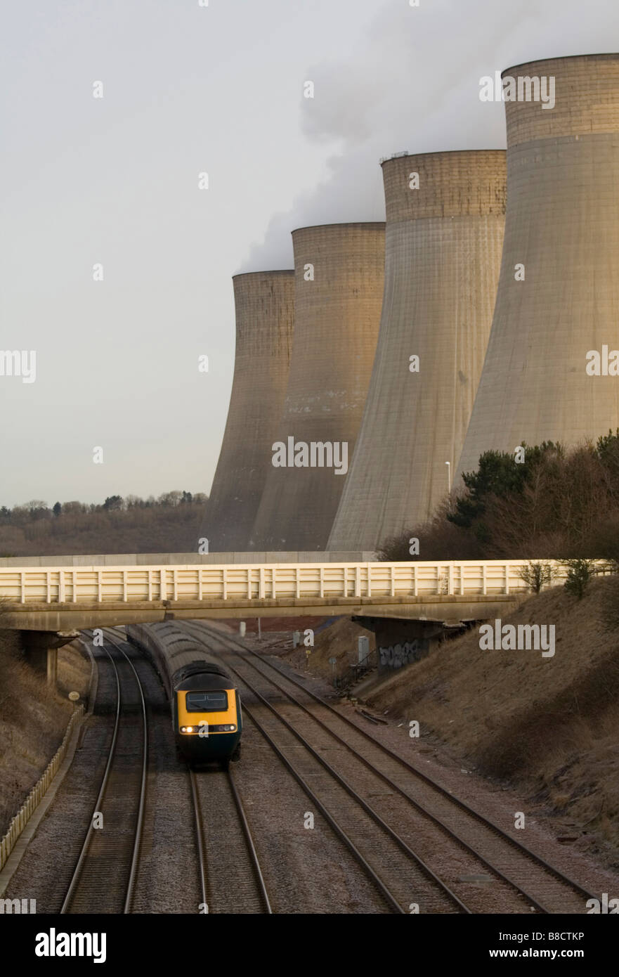 HIGH-SPEED ZUG VERLASSEN EAST MIDLANDS PARKWAY NEBEN RATCLIIFE AUF SOAR KRAFTWERK KÜHLUNG TOWERS Stockfoto