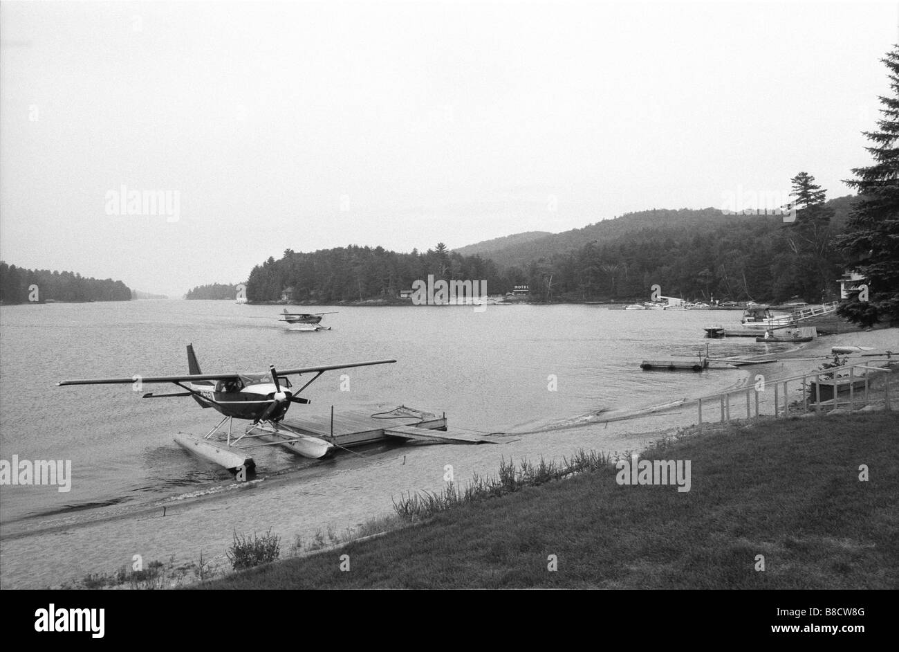 Wasserflugzeug landen auf Adirondack Lake, New York Stockfoto