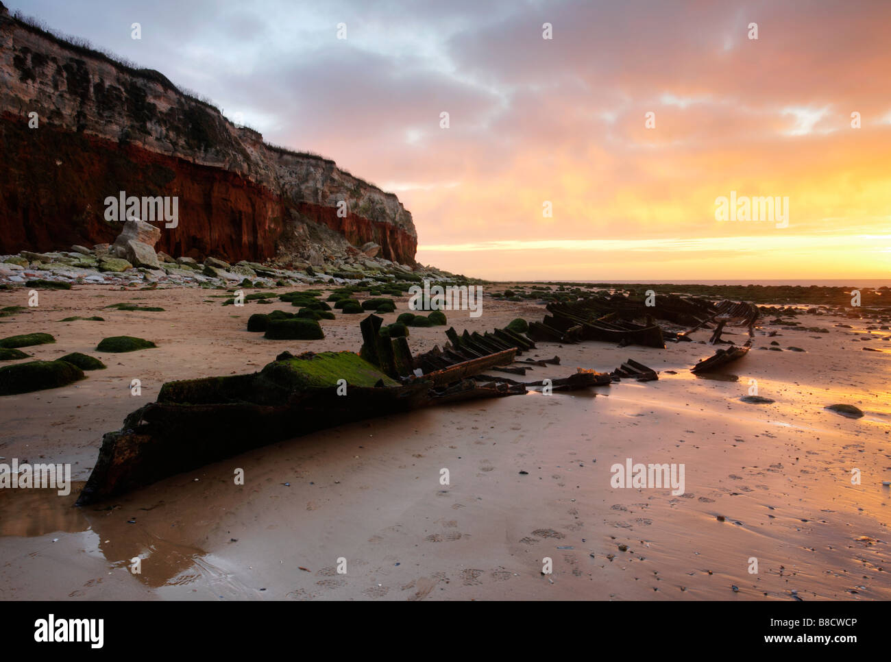 Der Schiffbruch des Rumpfes des Sheraton erfasst bei Sonnenuntergang an der North Norfolk Küste alte Hunstanton. Stockfoto