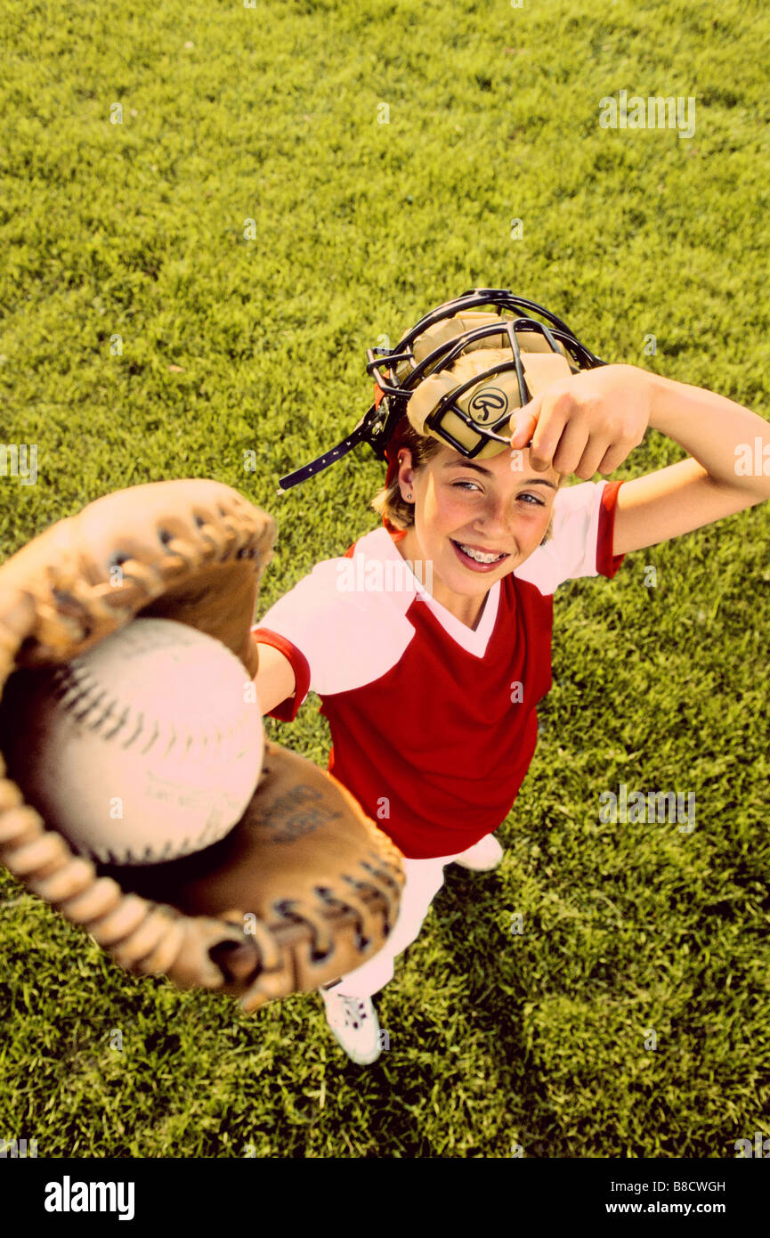 FV0993, Brian Milne; Junger Mensch fängt Ball Handschuh, geschossen von oben Stockfoto