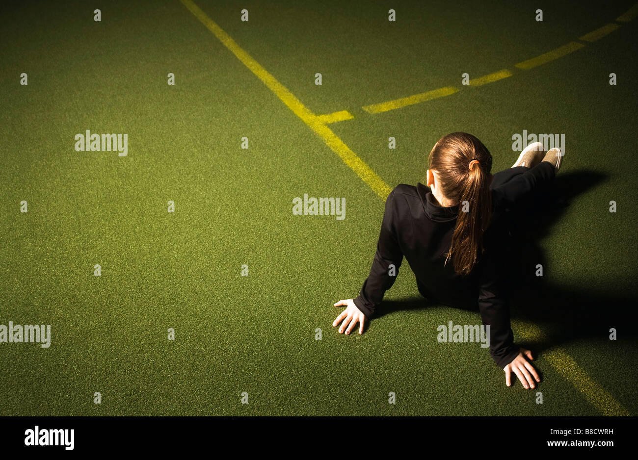 Mädchen Am Spielfeldrand Sitzen Stockfotografie - Alamy