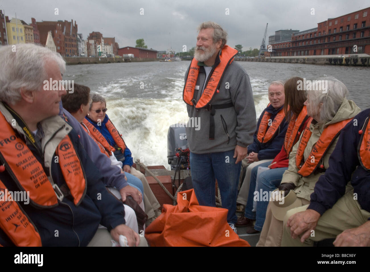 Lübeck, Deutschland die erste Hauptstadt der Hanse. US-Touristen auf einem Schlauchboot Stockfoto