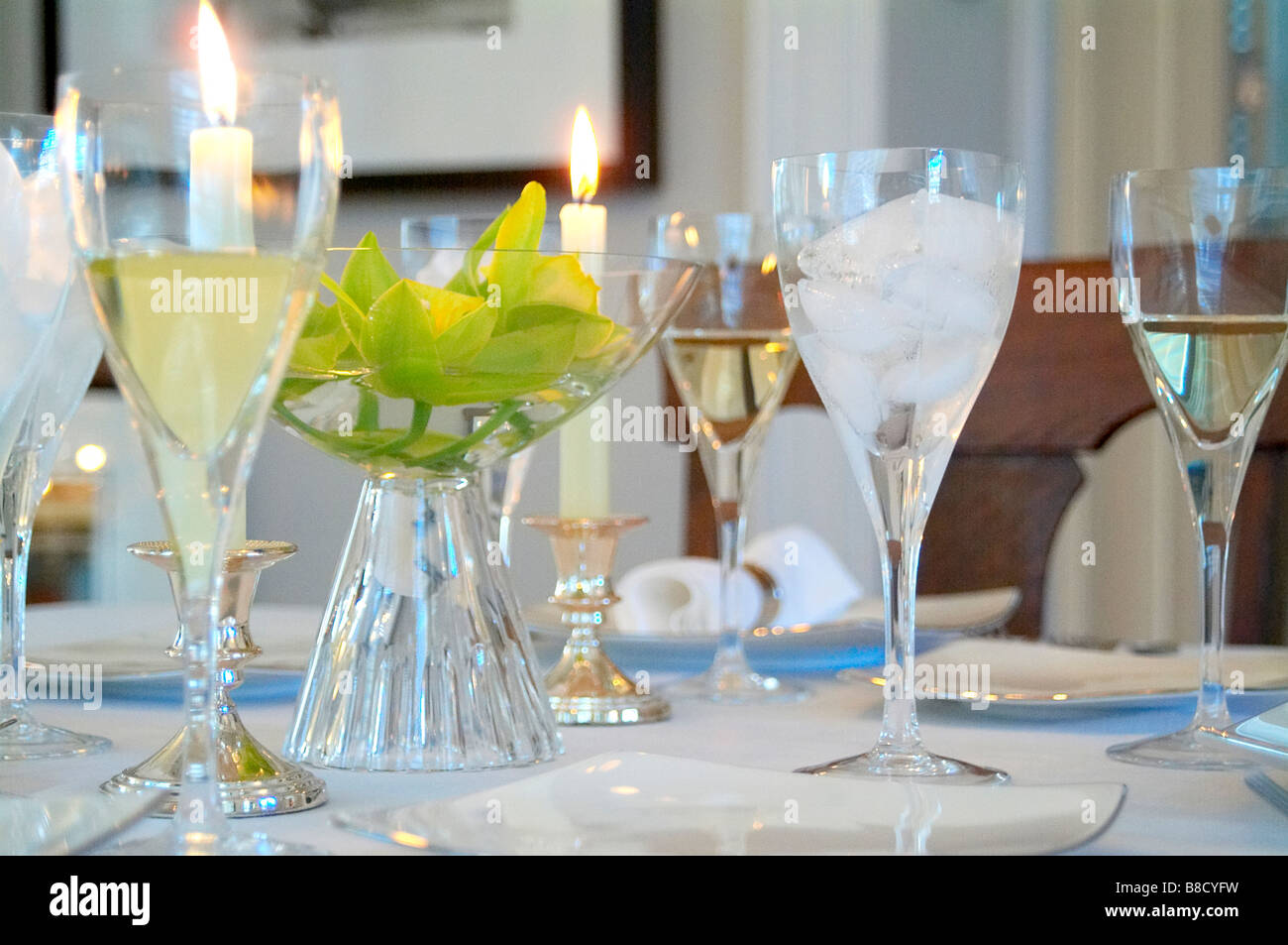 Grünen Orchideen Herzstück gedeckter Tisch Stockfoto