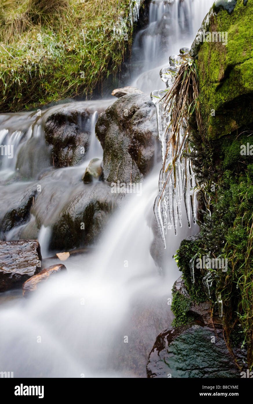 Gefrorener Wasserfall / stream im Peak District Stockfoto