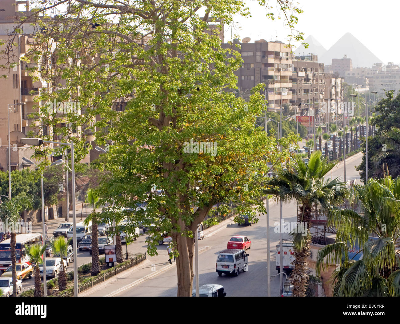 Blick auf die Pyramiden in der Stadt von Gizeh in Ägypten Stockfoto