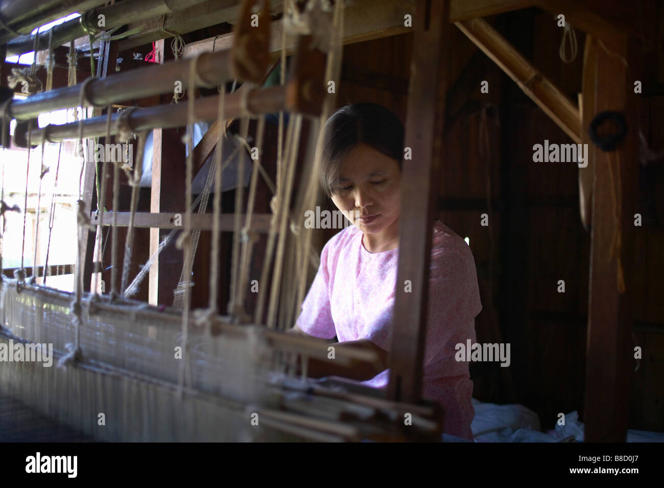 Frau Handloom weben, Inle-See, Myanmar (Burma) Stockfoto