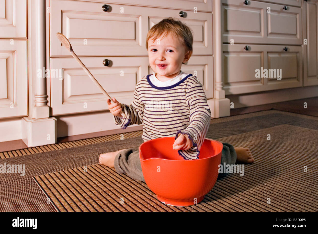 Kleine Jungen spielen Küche Stockfoto