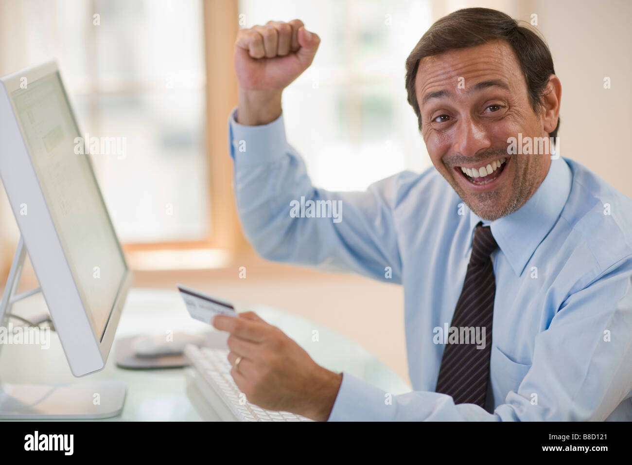 Glücklicher Mann, Online-shopping mit Kreditkarte und computer Stockfoto