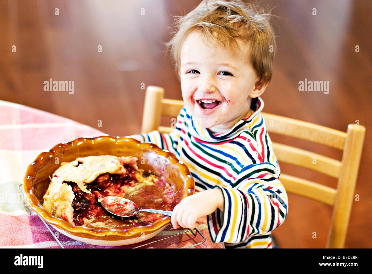 Kleinkind Kirschkuchen Essen Stockfoto