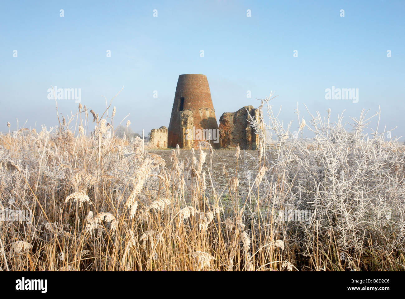 Abtei St. Benet an einem gefrorenen Tag nach einem dramatischen Winter Rauhreif auf den Norfolk Broads Stockfoto