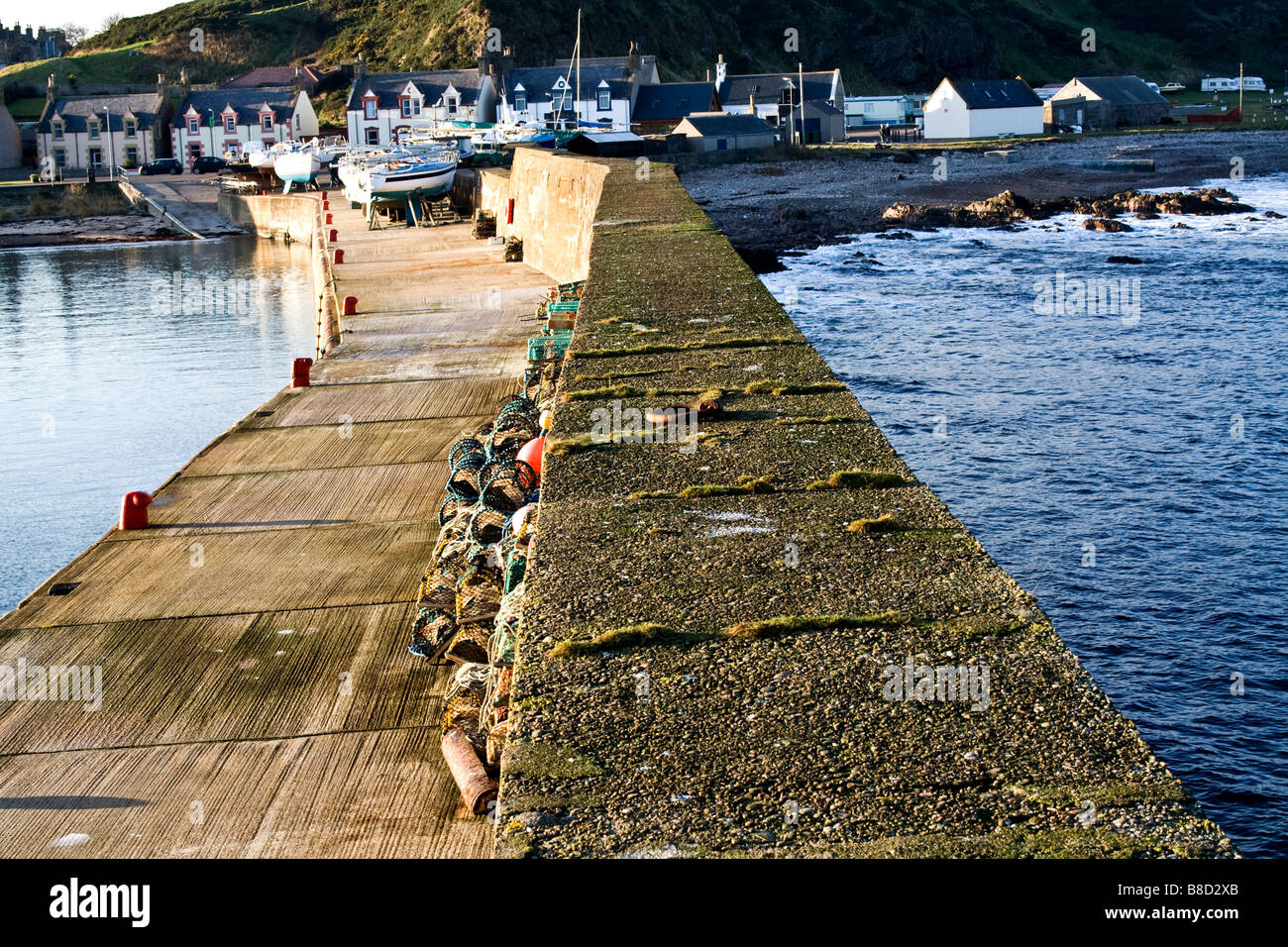 Pier führt zu einem kleinen Dorf in Findochty, Schottland Stockfoto