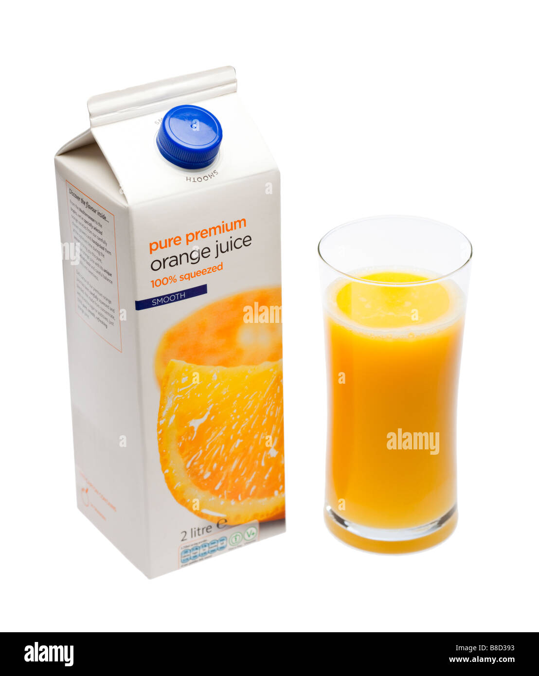 Orangensaft-Karton und Glas Orangensaft No-Name auf weiß Stockfoto