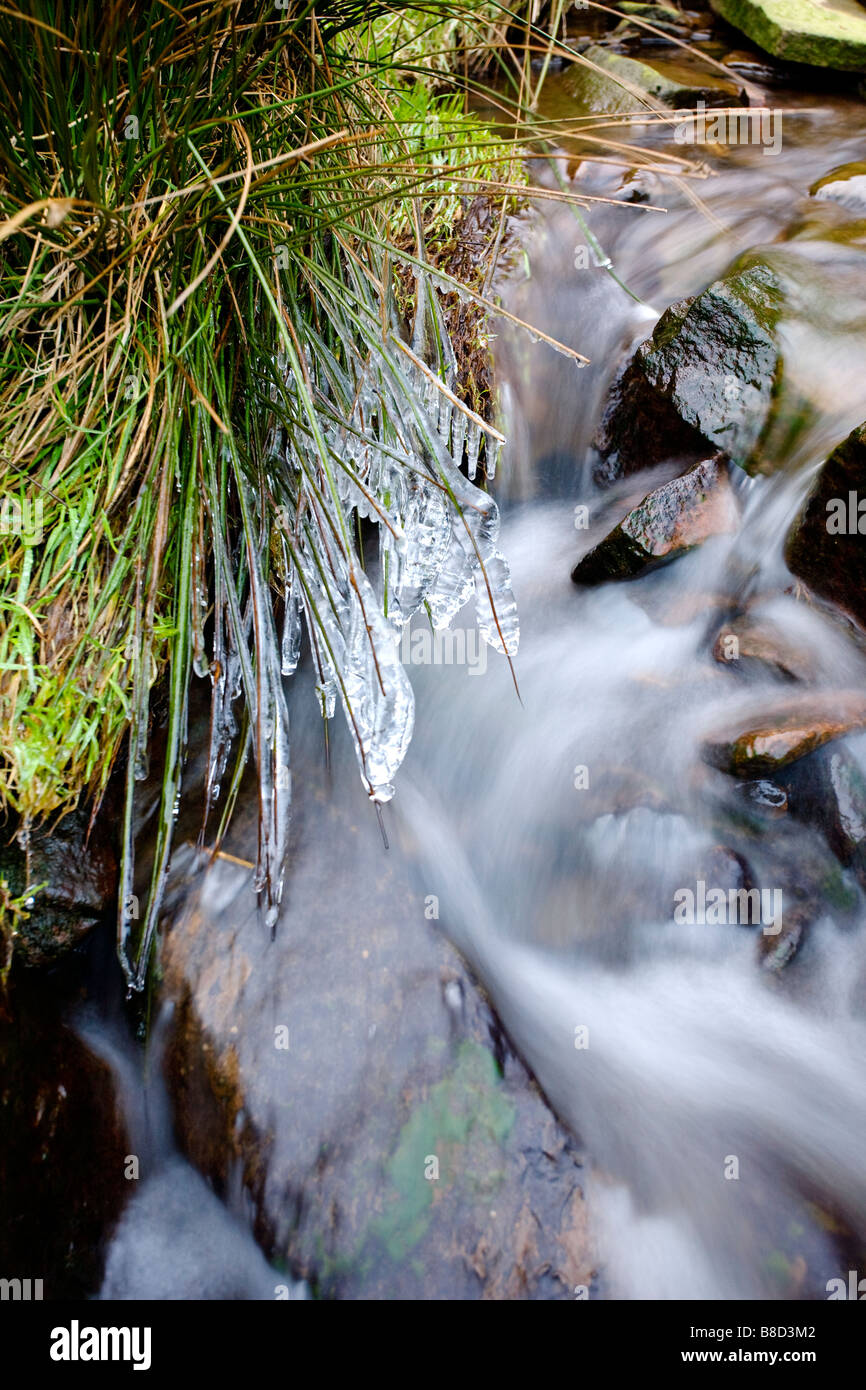 Gefrorener Wasserfall / stream im Peak District Stockfoto