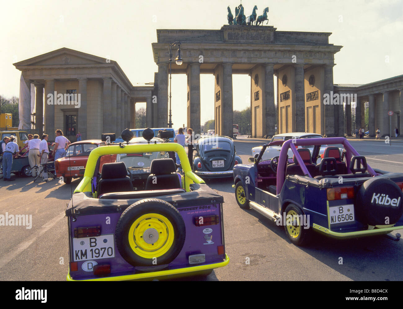 Veränderte DDR Trabant auf dem Display in der Nähe von Brandenburger Tor in Berlin Deutschland Stockfoto