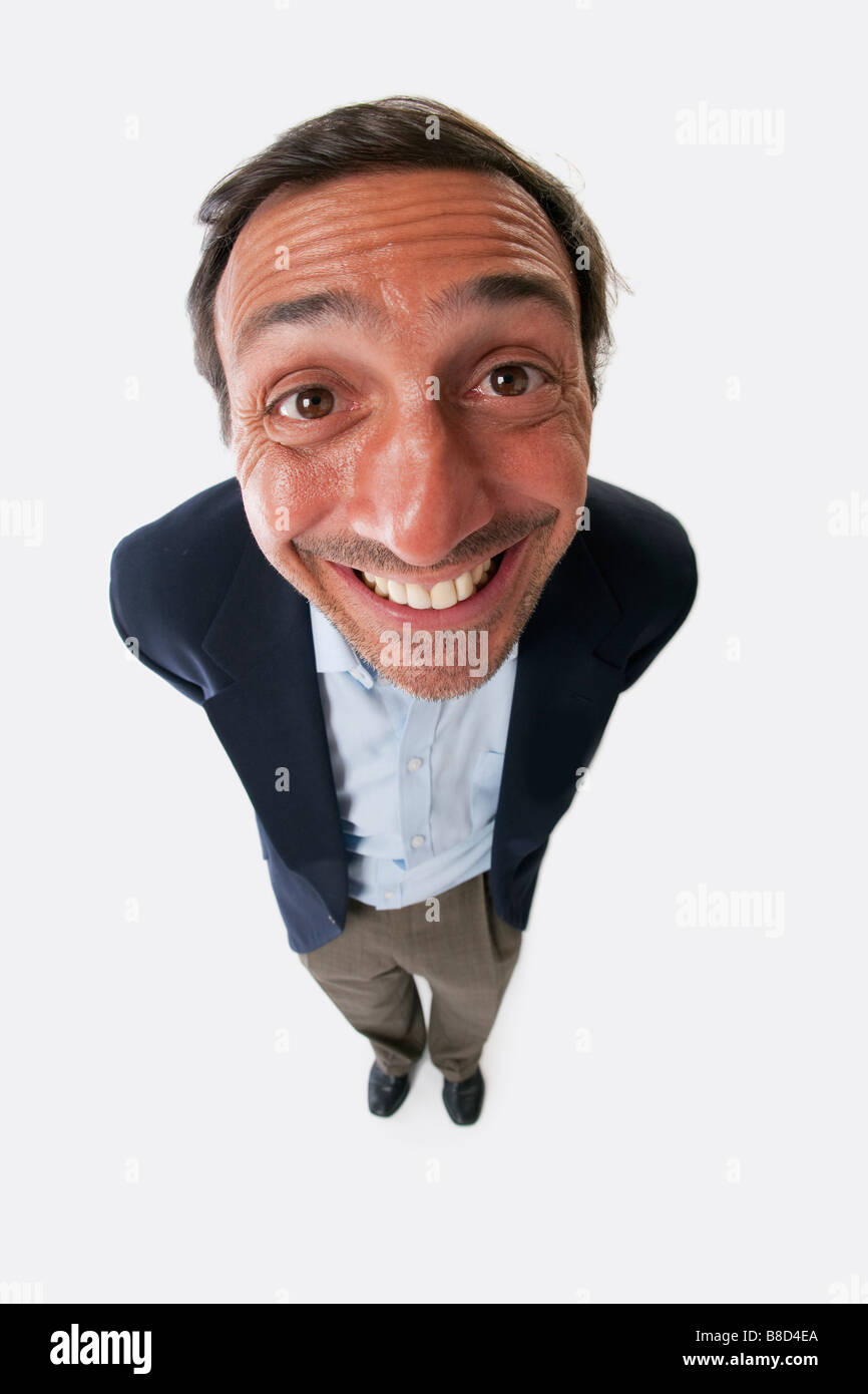 Fish eye Objektiv eines Mannes mit einem dummen Grinsen auf weißem Hintergrund Stockfoto