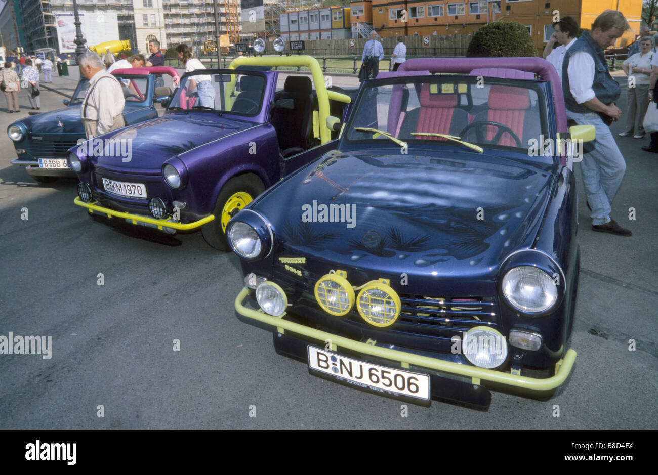 Veränderte DDR Trabant auf dem Display in der Nähe von Brandenburger Tor in Berlin Deutschland Stockfoto