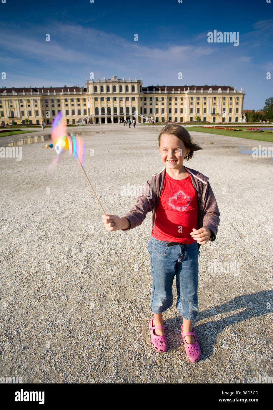 Mädchen spielen Pin-Rad, Schönbrunn, Wien, Österreich Stockfoto