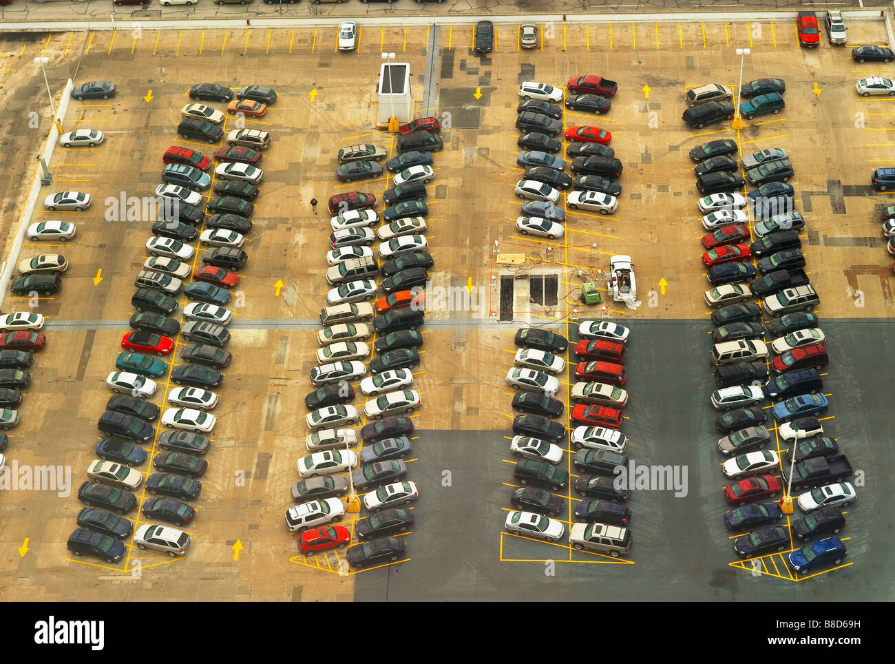 Vogels Auge Parkplatz voller Autos Innenstadt von Milwaukee, Wisconsin Stockfoto