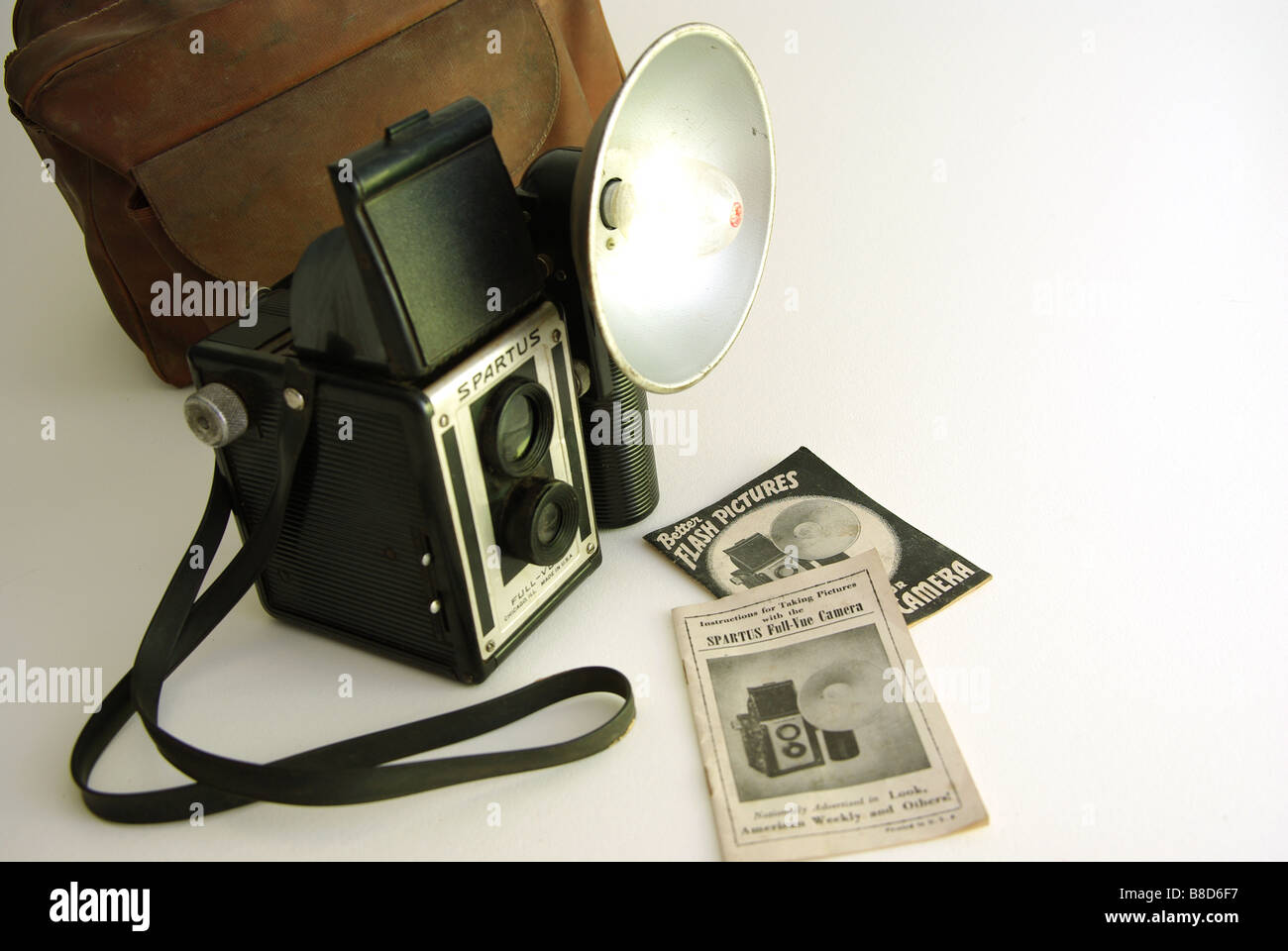 Vintage Spartus volle Vue-Kamera mit Flash-Benutzer manuell und Leder Fototasche Stockfoto