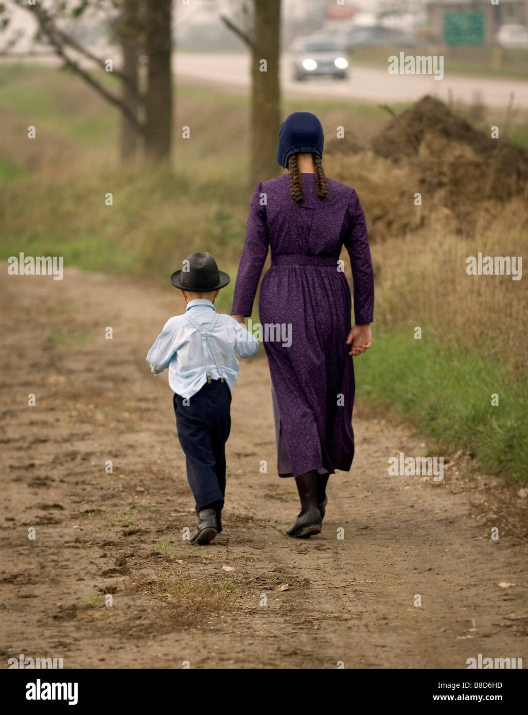 Frau Boy Walking Dirt Road, Elmira, Ontario Stockfoto