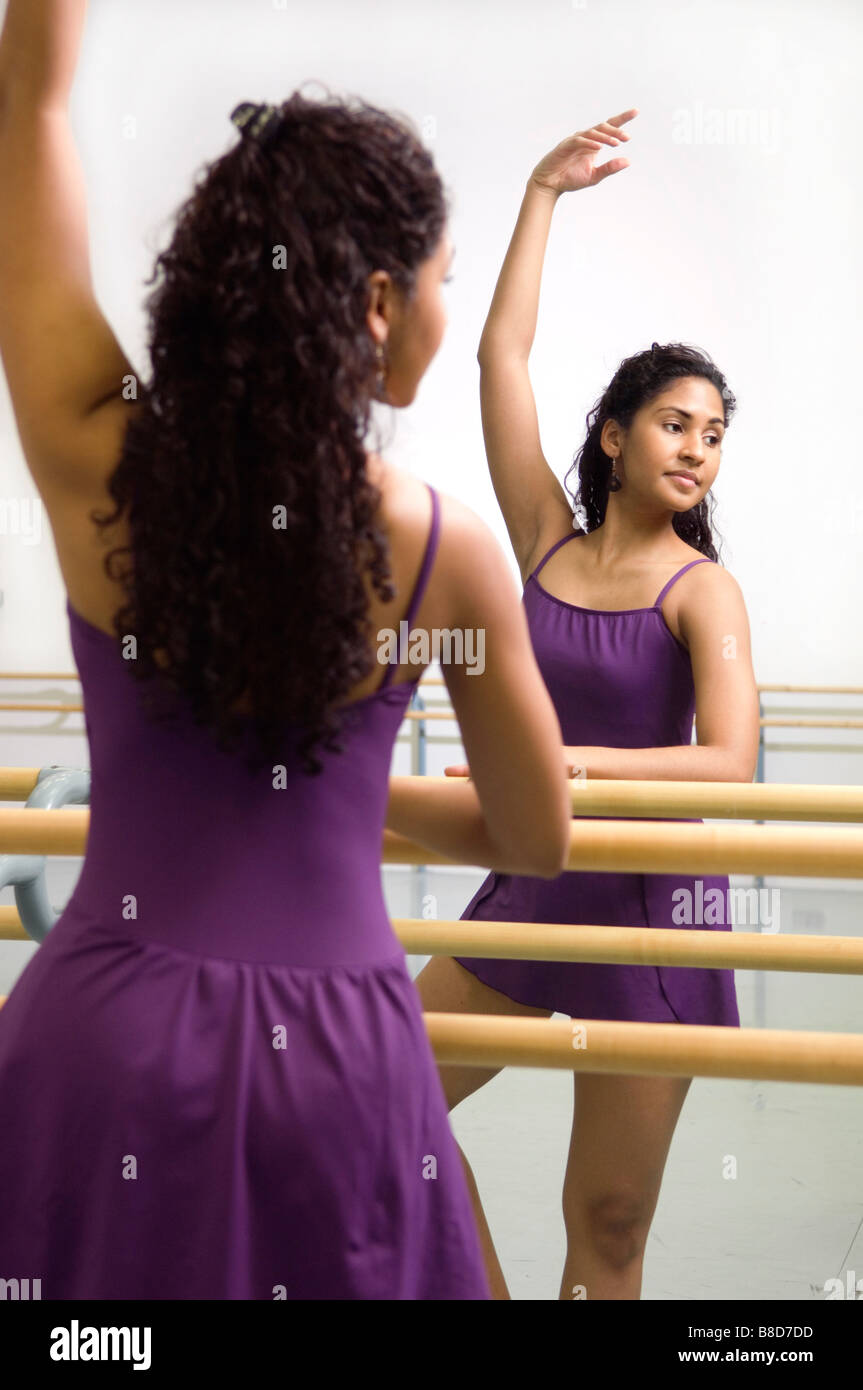 Ost-indischen Tänzerin Aufwärmen Studio Spiegel, Winnipeg, Manitoba Stockfoto