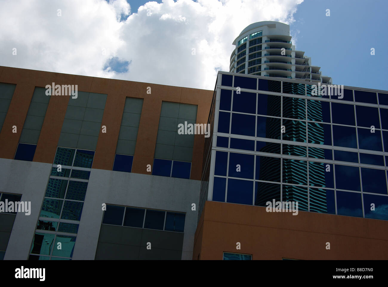Blick od die Gebäude von der River Walk Station in Downtown Miami Stockfoto