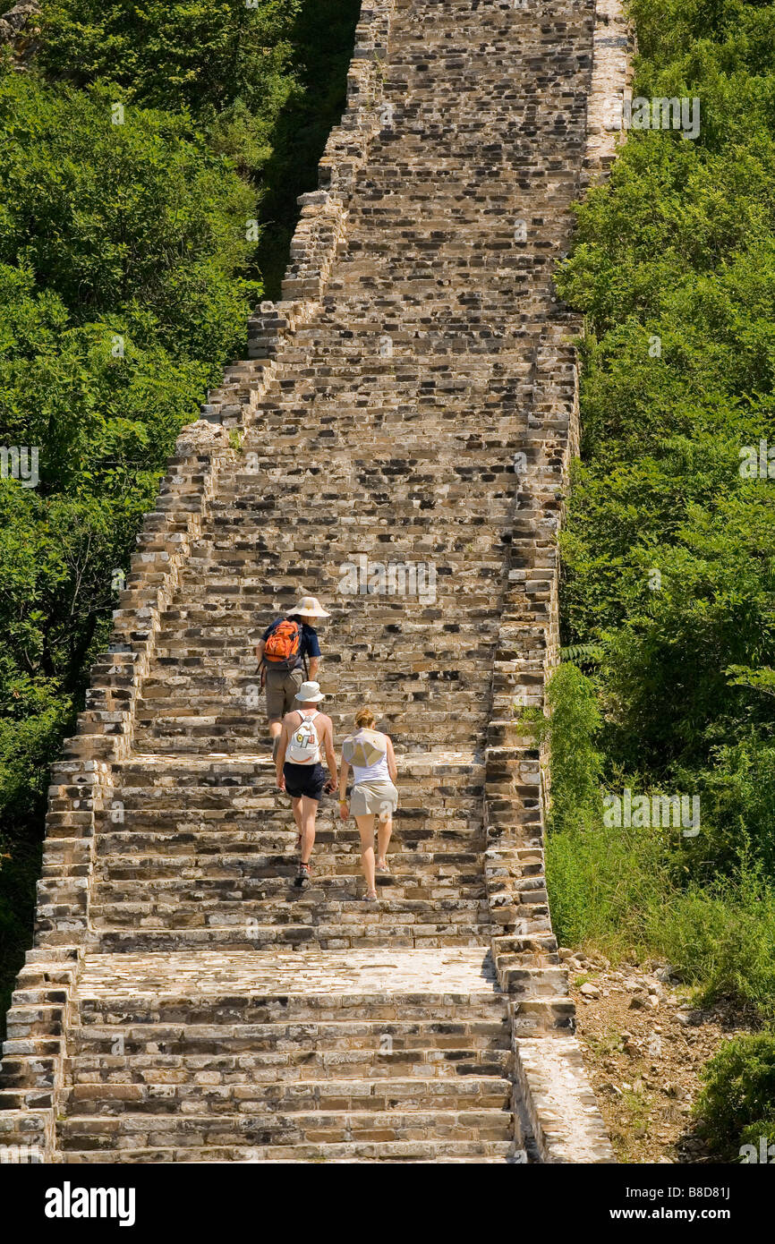 Touristen steigen Schritte, Simatai, chinesische Mauer nördlich von Miyun County, China Stockfoto