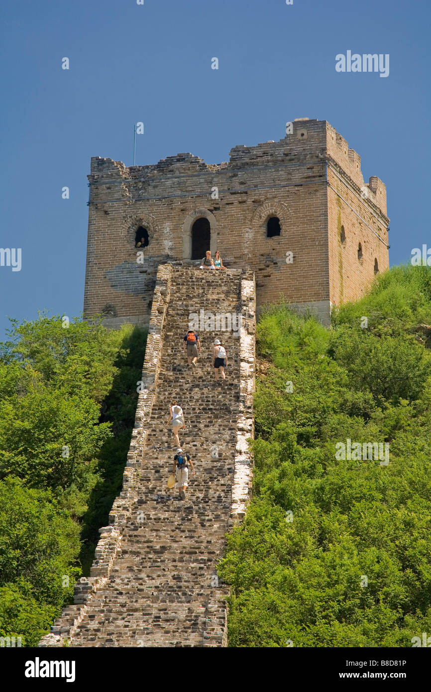 Touristen steigen Schritte, Simatai, chinesische Mauer nördlich von Miyun County, China Stockfoto