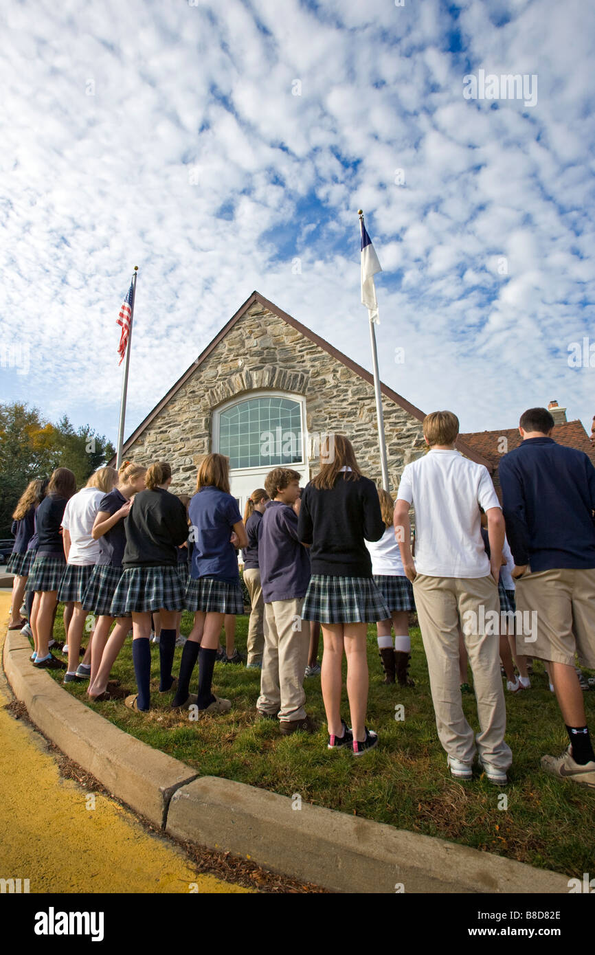 Studenten versammelten sich rund um den Fahnenmast an einer Privatschule. Stockfoto