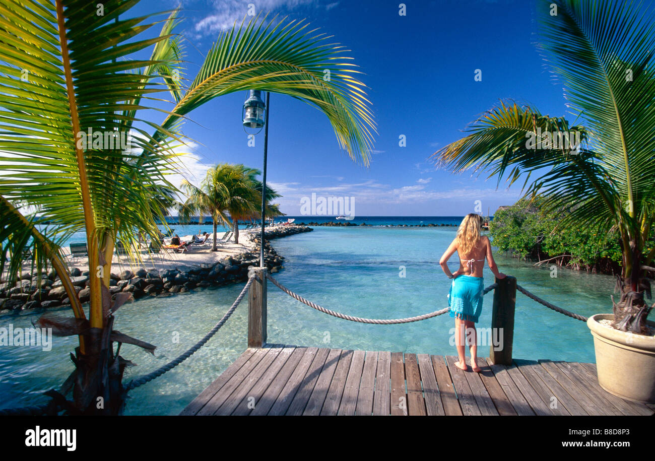 Junge Frau mit Blick auf die Lagune Renaissance Insel Aruba Stockfoto