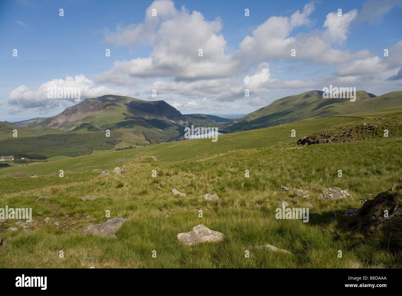 Nant y Betws Tal und Llyn Cwellyn vom Rhyd Ddu Weg bis Snowdon, Snowdonia, Nordwales Stockfoto